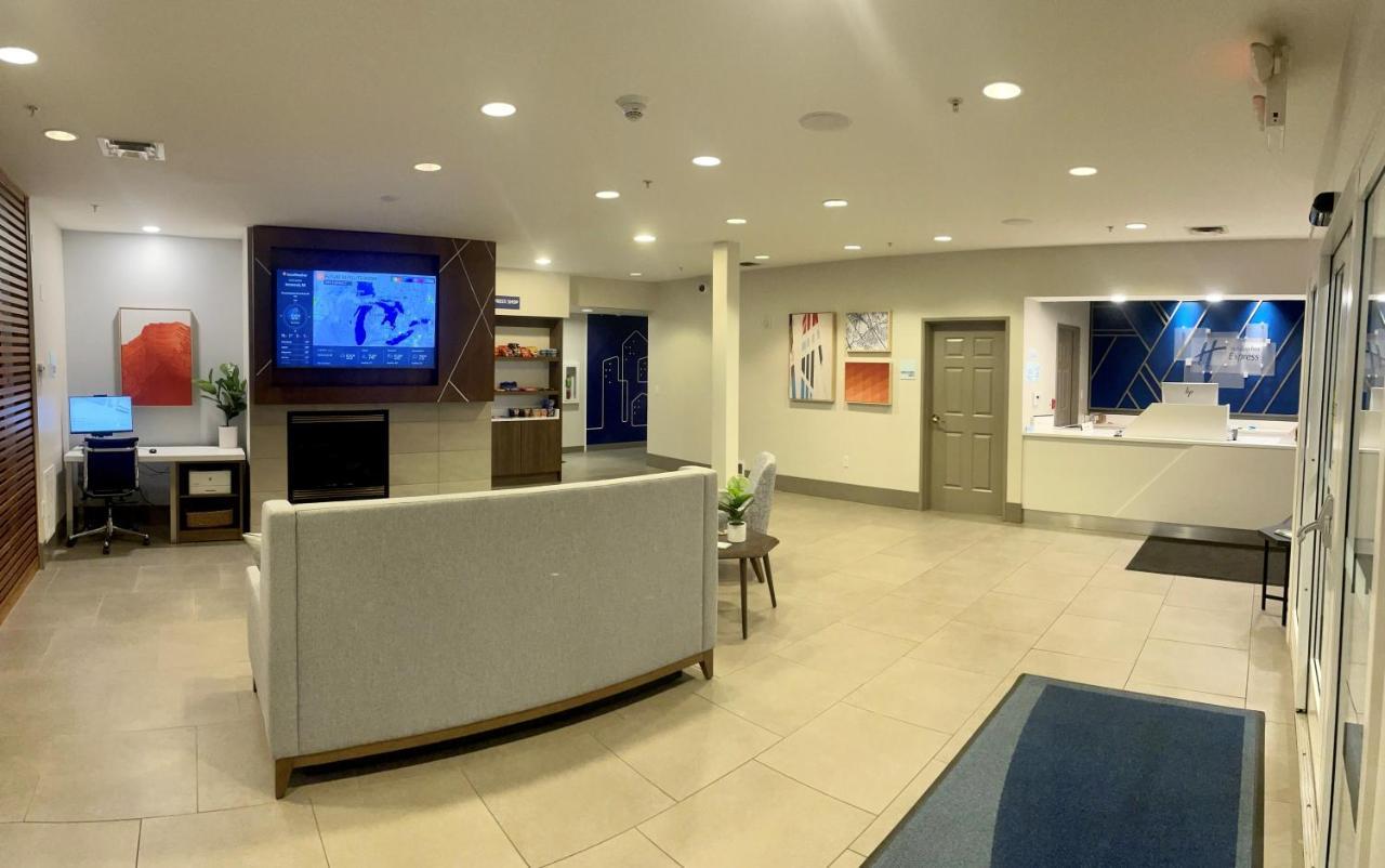 Holiday Inn Express & Suites Marquette By Ihg Екстер'єр фото