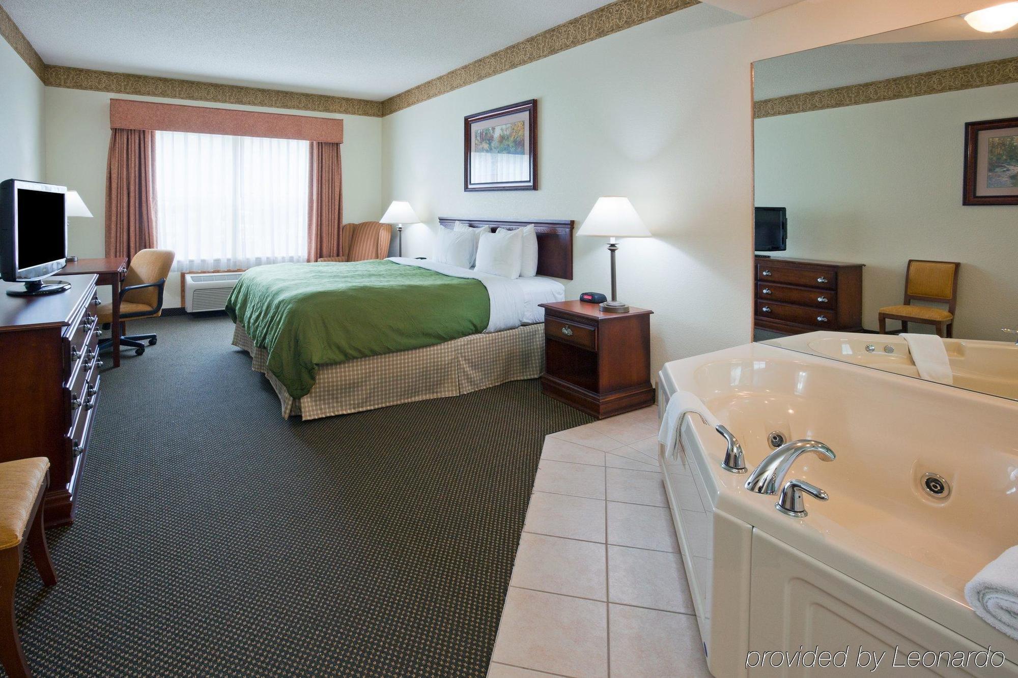 Holiday Inn Express & Suites Marquette By Ihg Екстер'єр фото